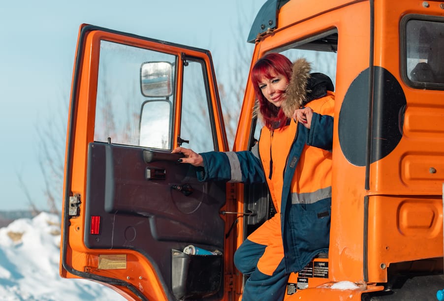 Женщины-дорожницы: сила, красота и профессионализм на дорогах нашей страны